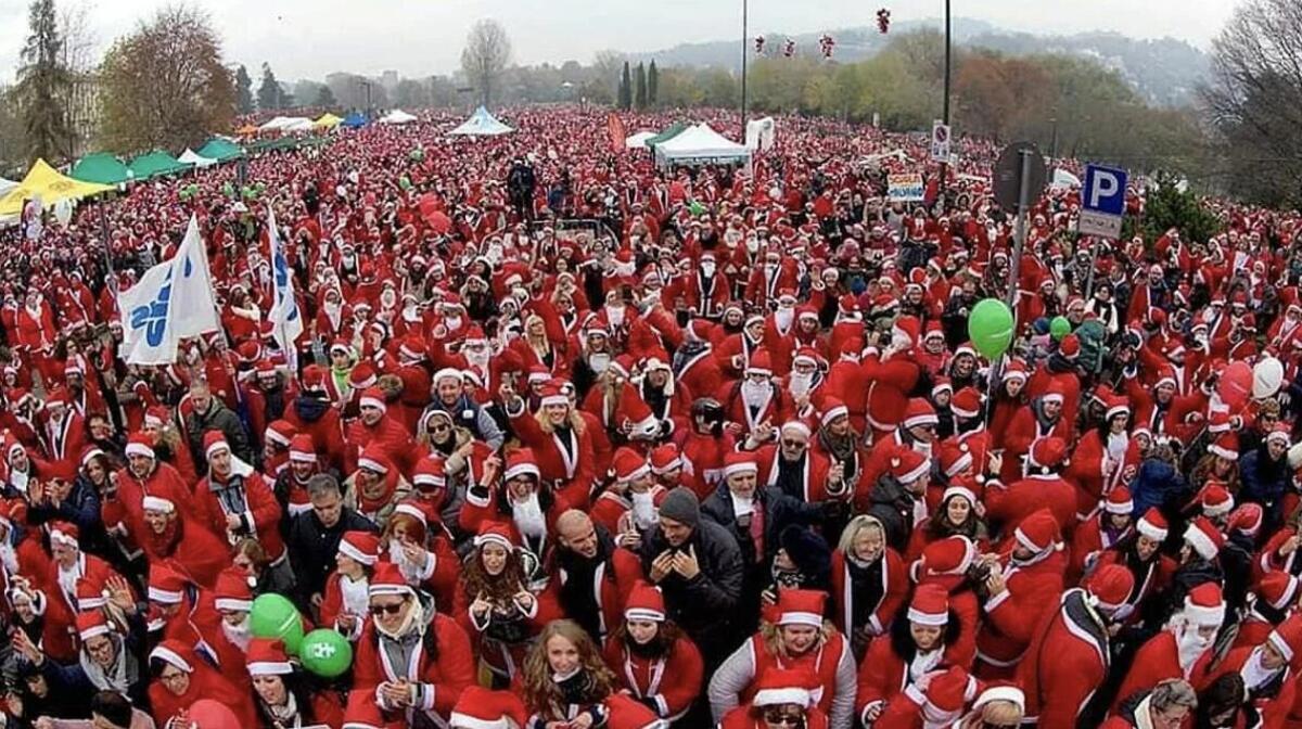 Incredibile Raduno Di Babbi Natale AllOspedale Regina Margherita Di