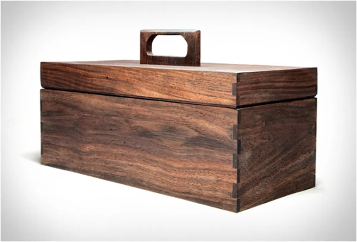 Reclaimed Tropical Walnut: cassetta degli attrezzi, con stile