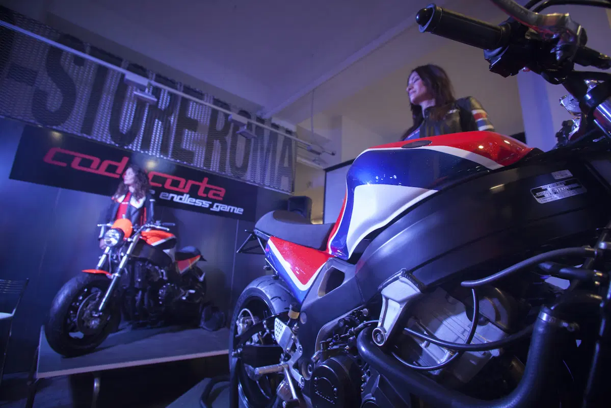 Codacorta: special meraviglia su base Honda CBR 900 RR Fireblade (3)