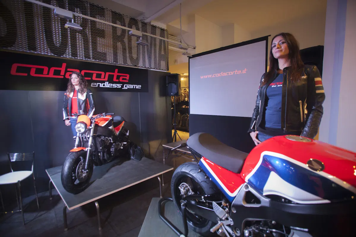 Codacorta: special meraviglia su base Honda CBR 900 RR Fireblade (4)