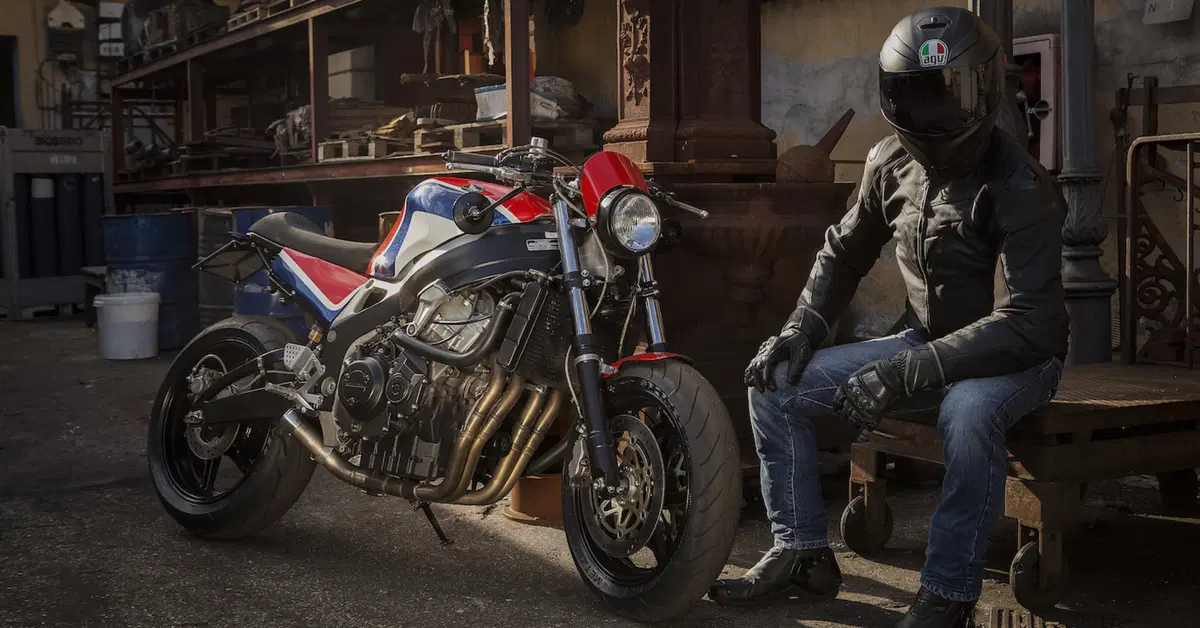 Honda CBR 900 RR "Codacorta". Special in serie limitata