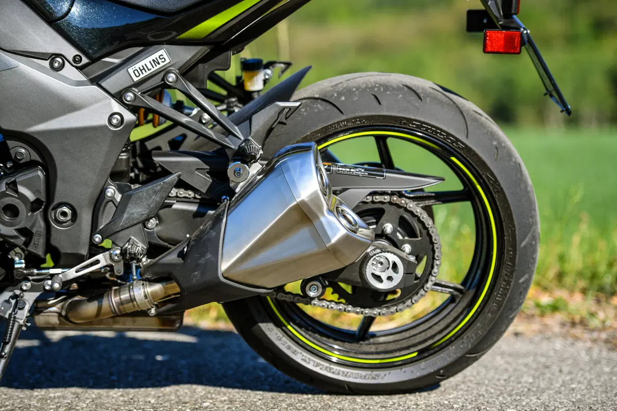 Yamaha MT-10 VS Kawasaki Z1000R: 2 nude con 300 cavalli (7)