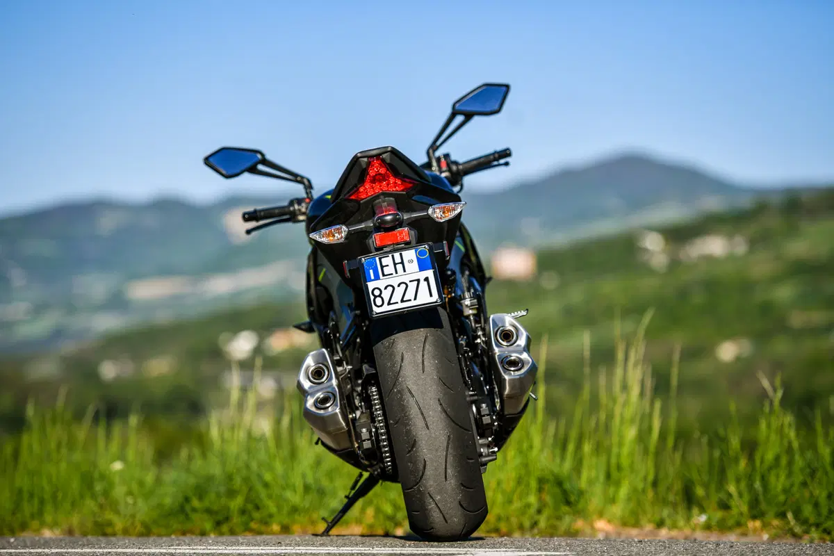 Yamaha MT-10 VS Kawasaki Z1000R: 2 nude con 300 cavalli (4)
