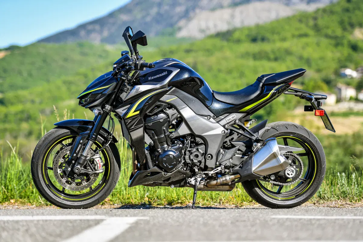 Yamaha MT-10 VS Kawasaki Z1000R: 2 nude con 300 cavalli (3)
