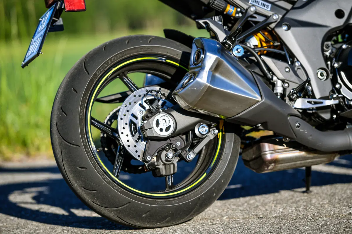 Yamaha MT-10 VS Kawasaki Z1000R: 2 nude con 300 cavalli (11)