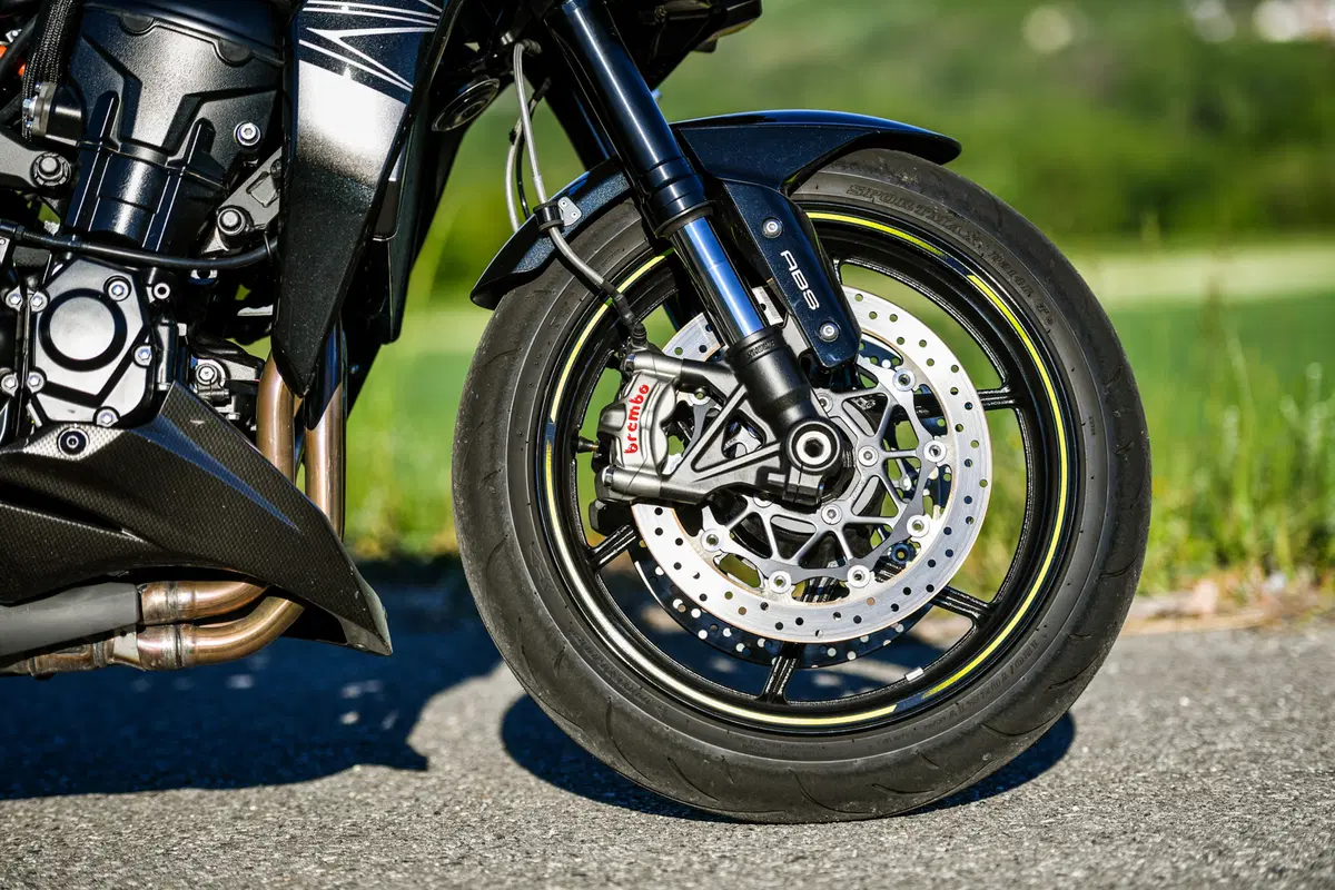 Yamaha MT-10 VS Kawasaki Z1000R: 2 nude con 300 cavalli (14)