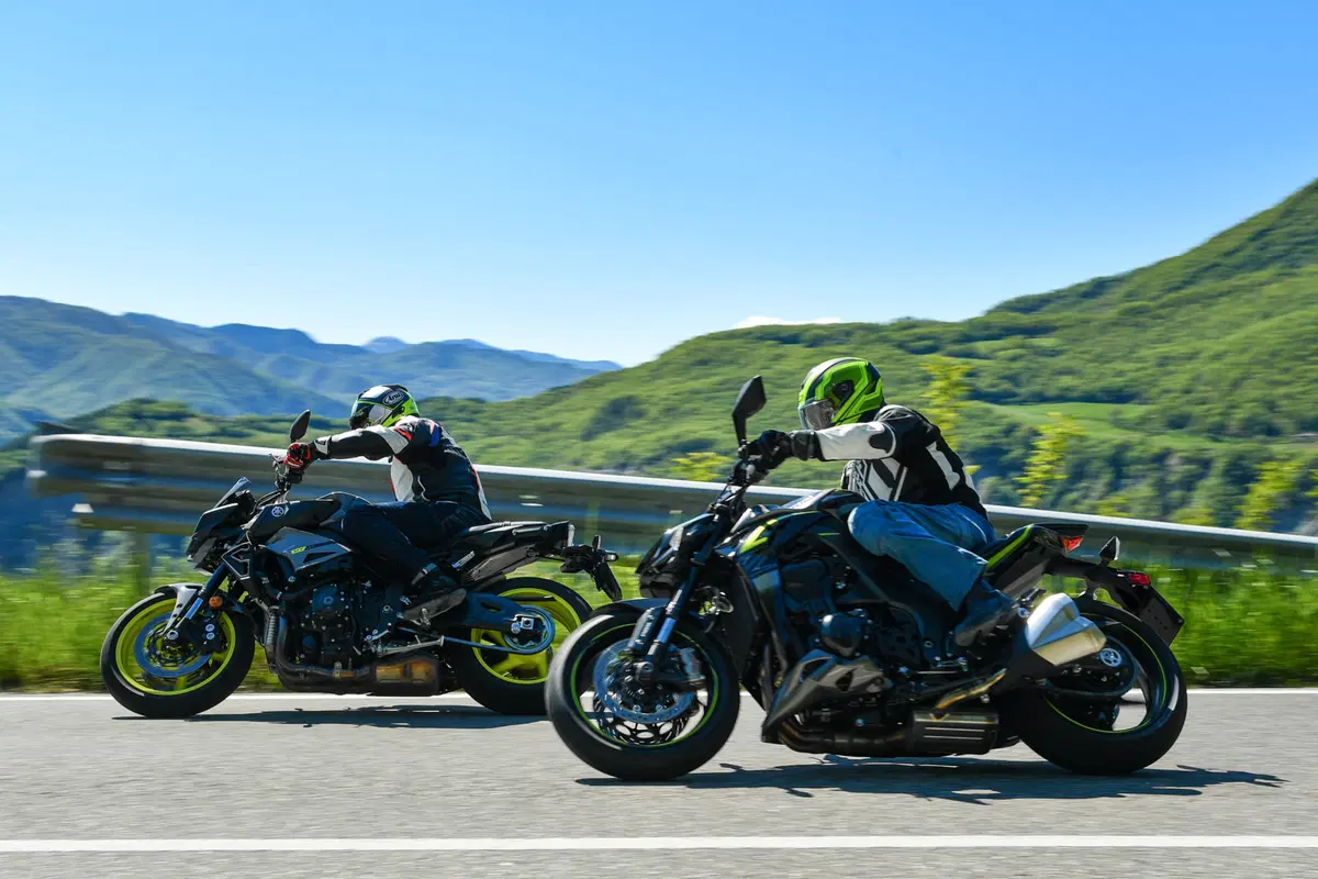 Yamaha MT-10 VS Kawasaki Z1000R: 2 nude con 300 cavalli (2)