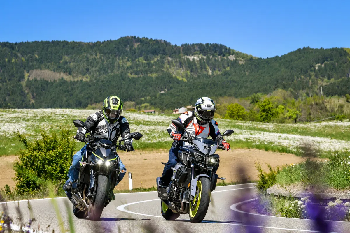 Yamaha MT-10 VS Kawasaki Z1000R: 2 nude con 300 cavalli (3)