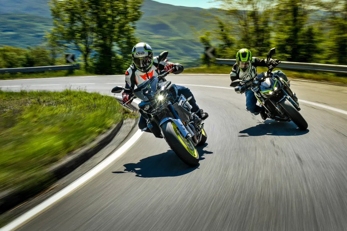 Yamaha MT-10 VS Kawasaki Z1000R: 2 nude con 300 cavalli (4)