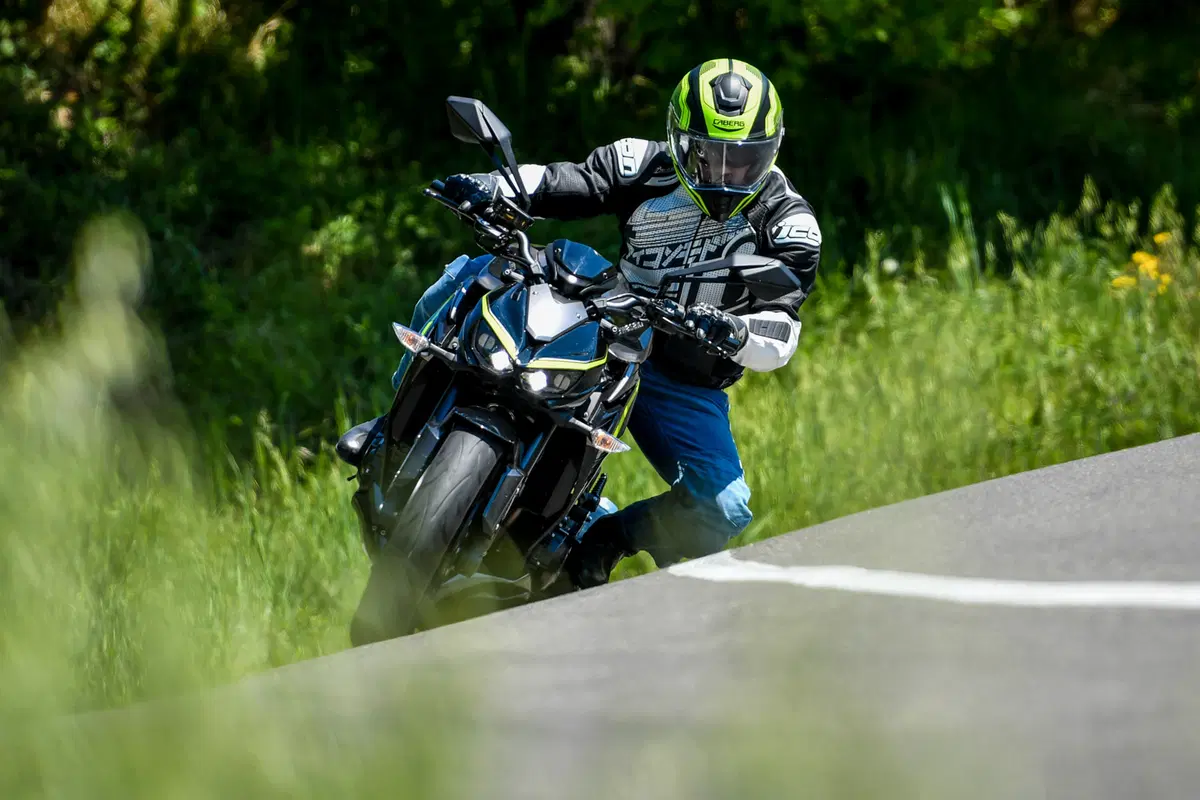 Yamaha MT-10 VS Kawasaki Z1000R: 2 nude con 300 cavalli (10)