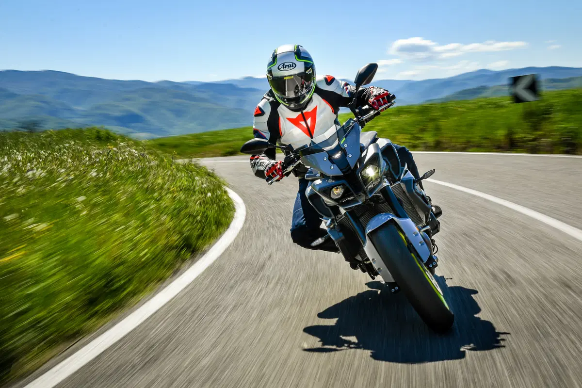 Yamaha MT-10 VS Kawasaki Z1000R: 2 nude con 300 cavalli (12)
