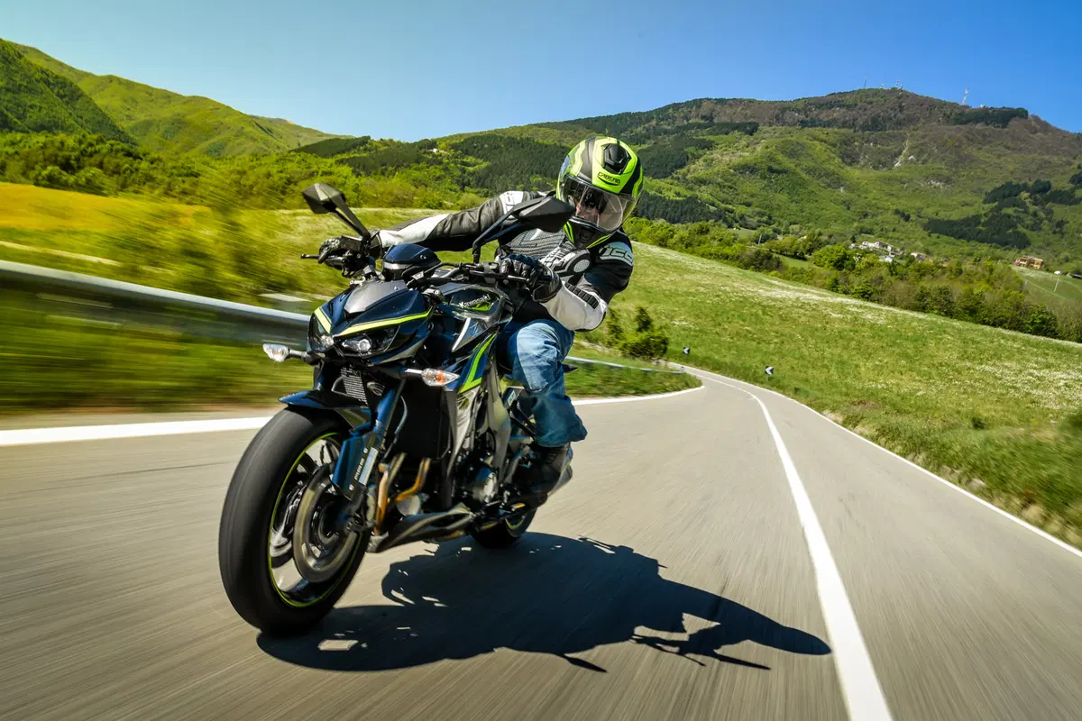 Yamaha MT-10 VS Kawasaki Z1000R: 2 nude con 300 cavalli (13)