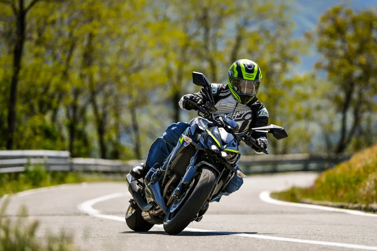 Yamaha MT-10 VS Kawasaki Z1000R: 2 nude con 300 cavalli (14)