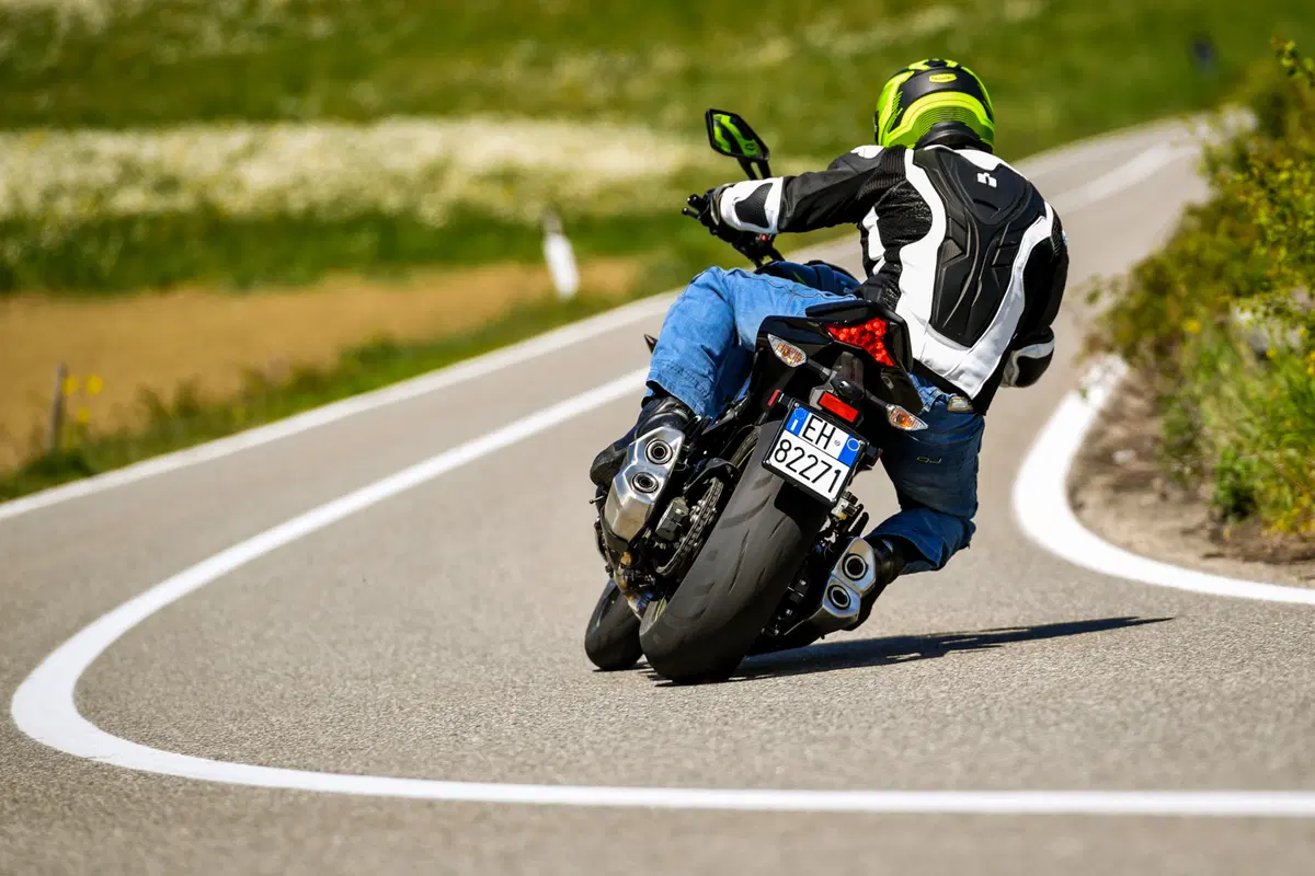 Yamaha MT-10 VS Kawasaki Z1000R: 2 nude con 300 cavalli (15)