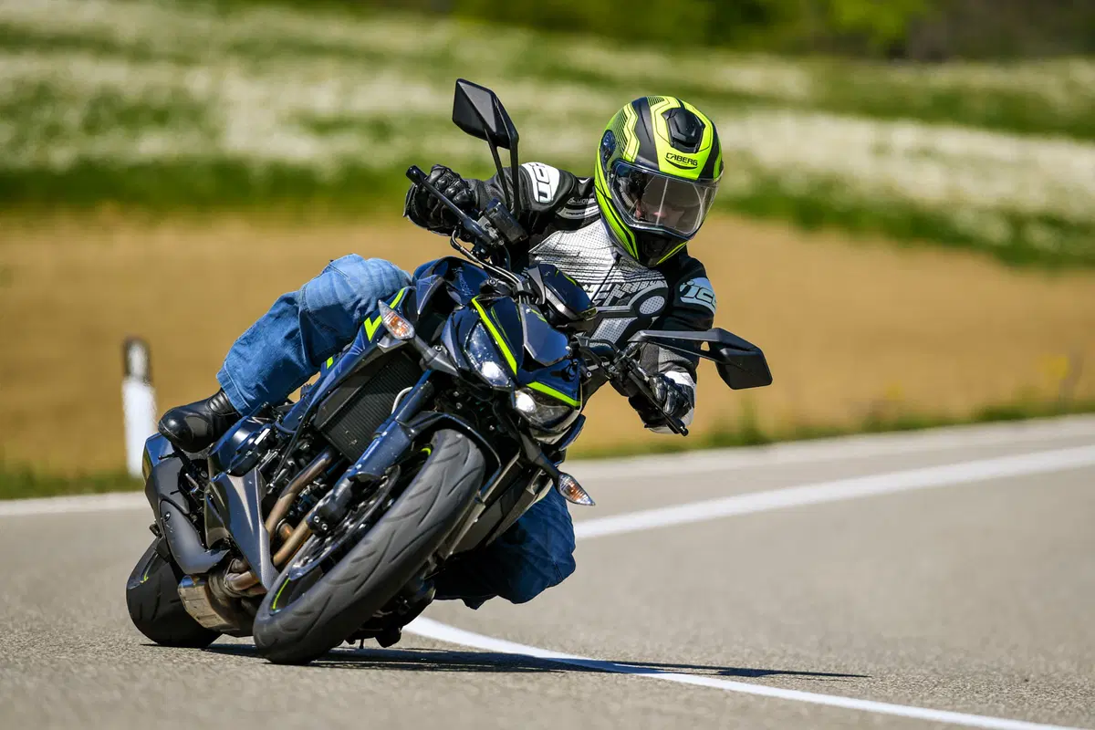 Yamaha MT-10 VS Kawasaki Z1000R: 2 nude con 300 cavalli (17)