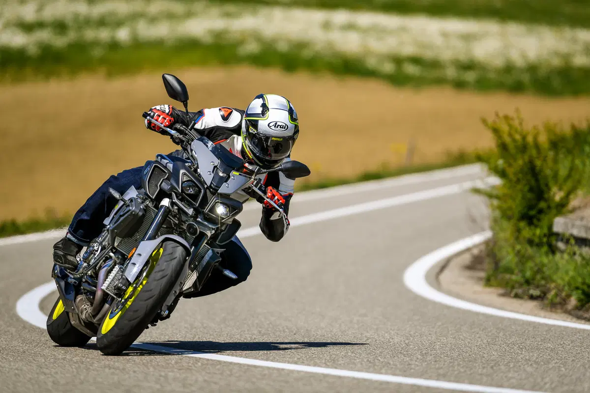 Yamaha MT-10 VS Kawasaki Z1000R: 2 nude con 300 cavalli (18)