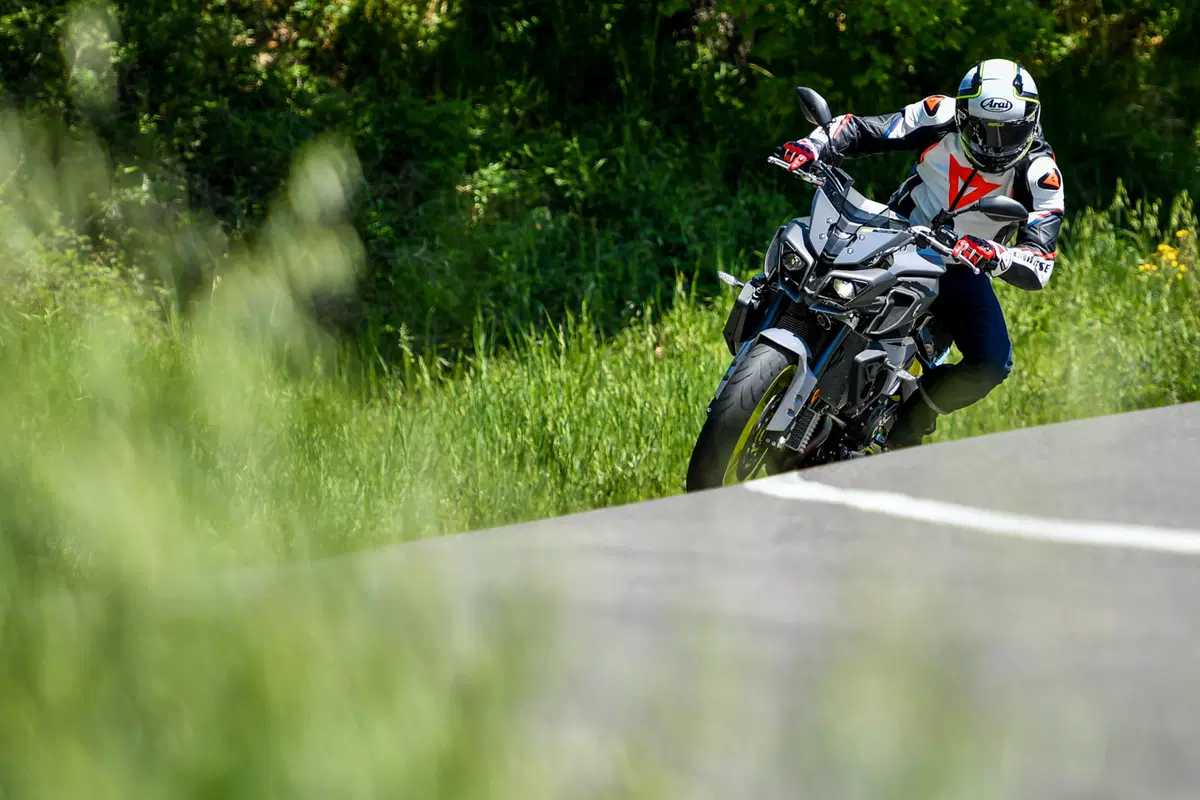 Yamaha MT-10 VS Kawasaki Z1000R: 2 nude con 300 cavalli (19)
