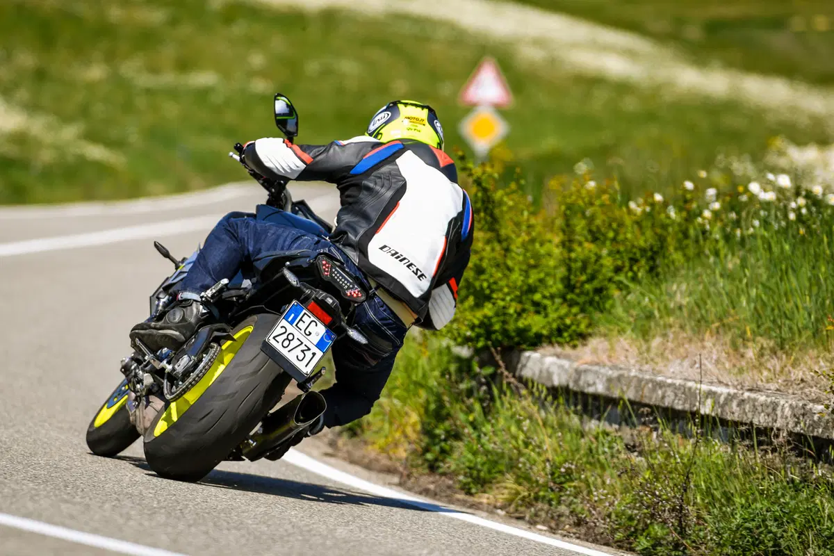 Yamaha MT-10 VS Kawasaki Z1000R: 2 nude con 300 cavalli (20)