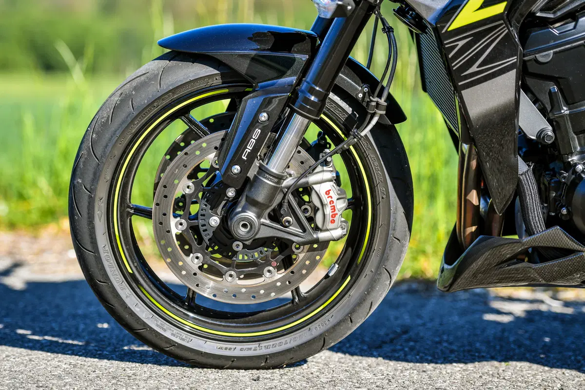 Yamaha MT-10 VS Kawasaki Z1000R: 2 nude con 300 cavalli (33)