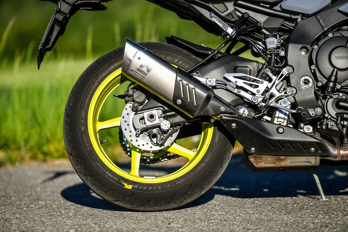 Yamaha MT-10 VS Kawasaki Z1000R: 2 nude con 300 cavalli (38)