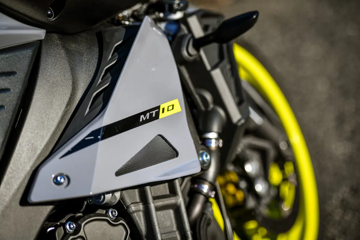 Yamaha MT-10 VS Kawasaki Z1000R: 2 nude con 300 cavalli (39)