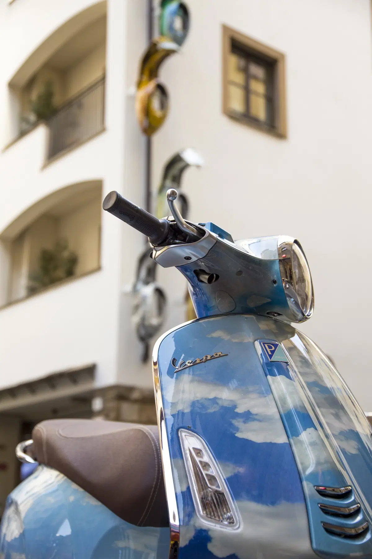 Vespa e arte, con Warhol e D'Auria al Gallery Hotel Art di Firenze