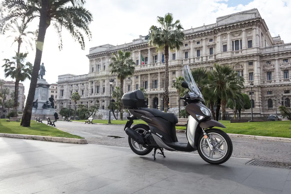 Gamma scooter Yamaha (con un infiltrato): tutta mia è la città