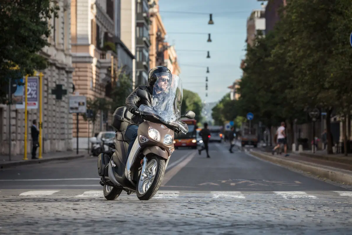 Gamma scooter Yamaha (con un infiltrato): tutta mia è la città (2)