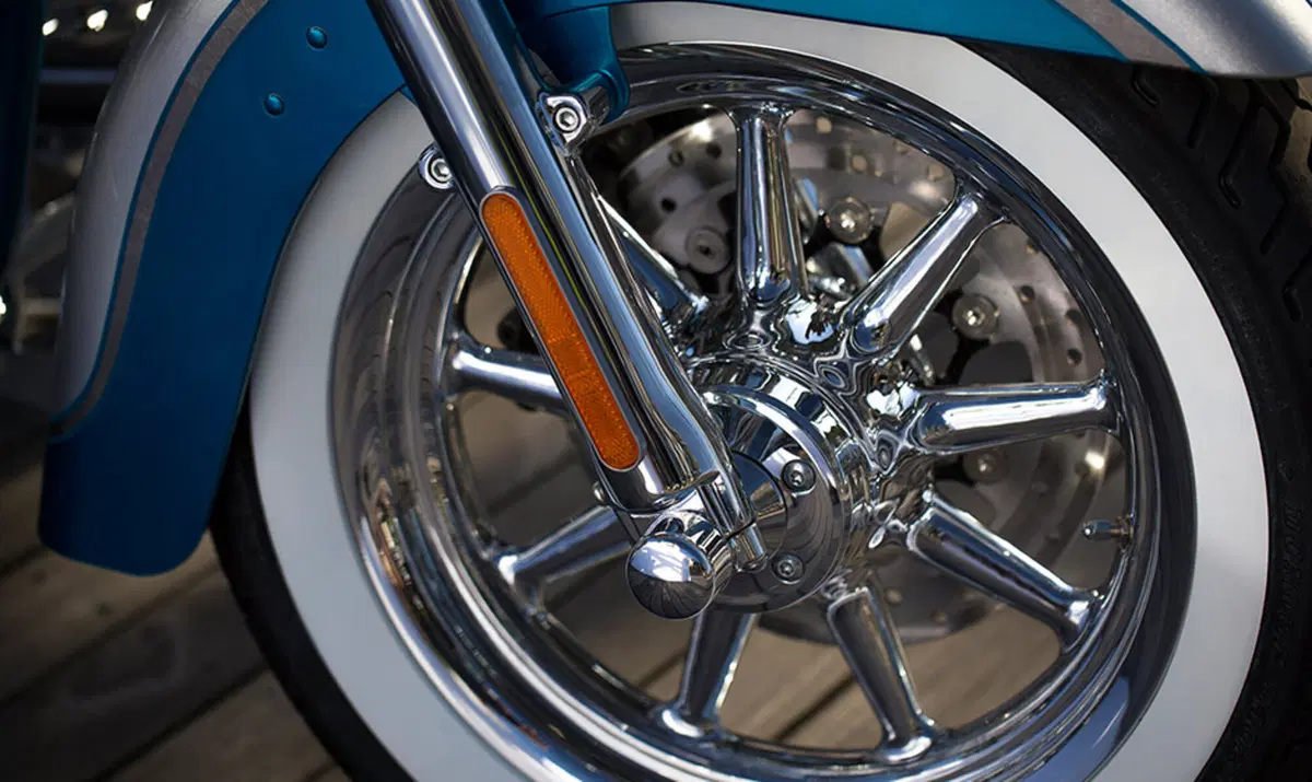 Harley-Davidson CVO - Custom Vehicle Operations 1800 Deluxe (2014 - 15) - FLSTNSE (7)