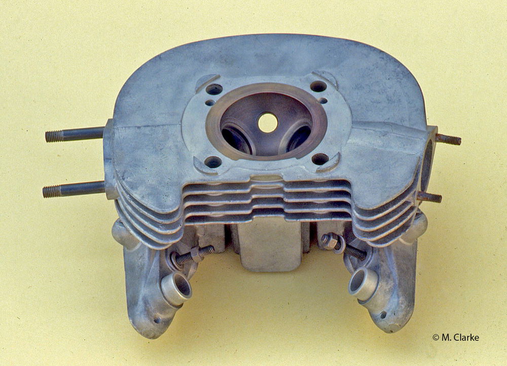 In diversi motori di serie degli anni Cinquanta-Sessanta sono state impiegate calotte in ghisa incorporate di fusione nella testa. Meno frequente è stata l’adozione di calotte in bronzo; qui viene mostrata quella della Parilla 175