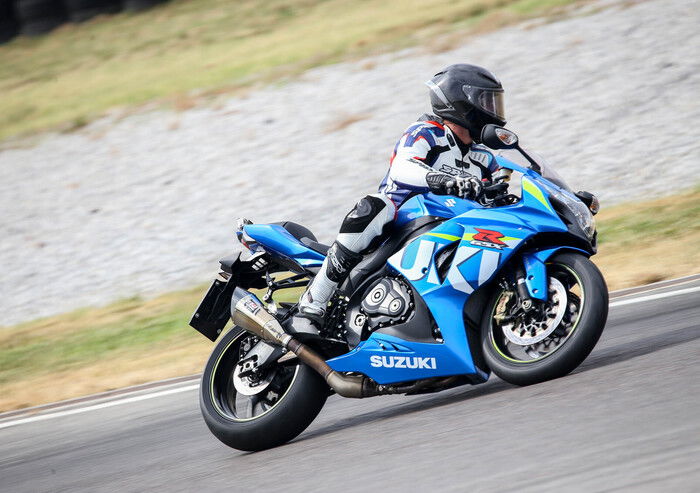 La GSX-R non è a disagio nemmeno prolungando la staccata dentro la curva