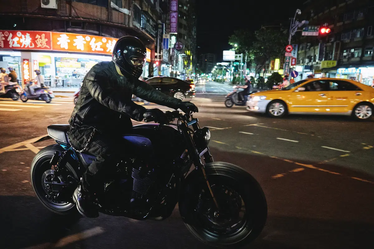 Yamaha XJR 1300 “Guerilla Four” (2)