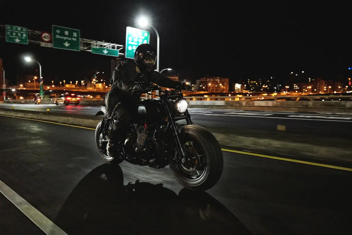 Yamaha XJR 1300 “Guerilla Four” (3)