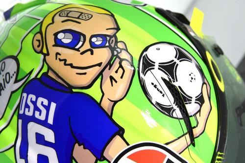 Il casco speciale di Rossi: C'è solo un capitano (6)