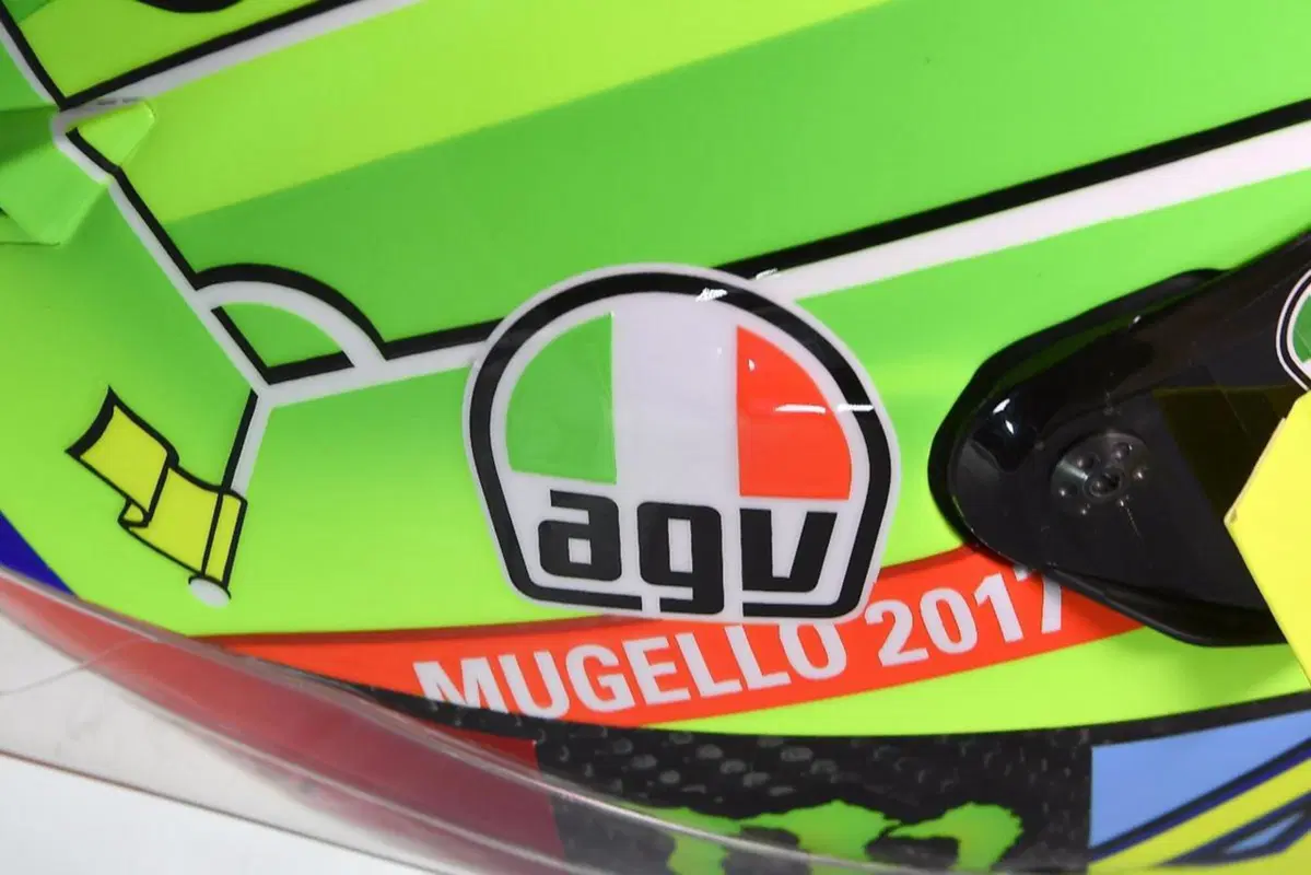 Il casco speciale di Rossi: 'C'è solo un capitano' (7)