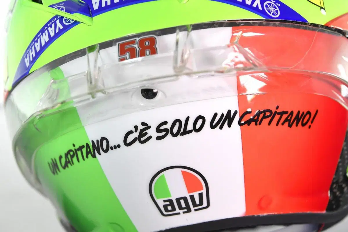 Il casco speciale di Rossi: 'C'è solo un capitano' (8)