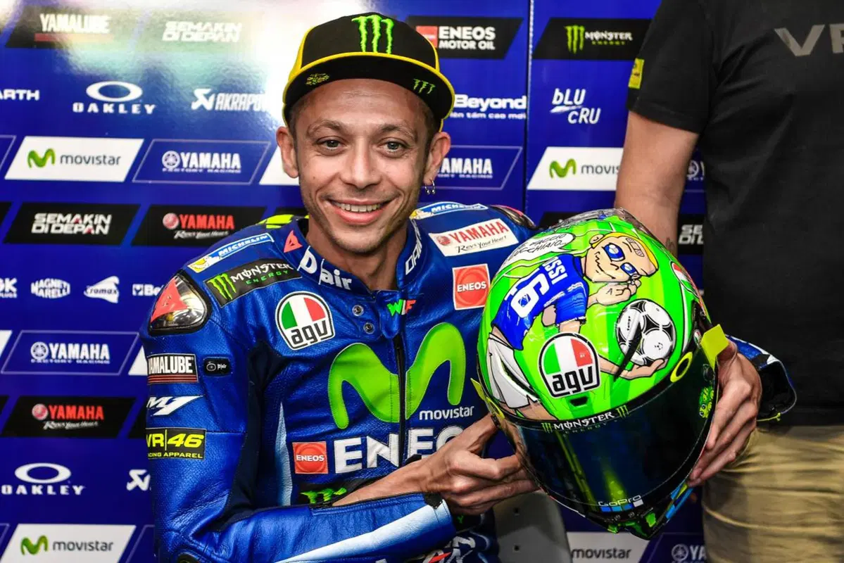 Il casco speciale di Rossi: "C'&egrave; solo un capitano"