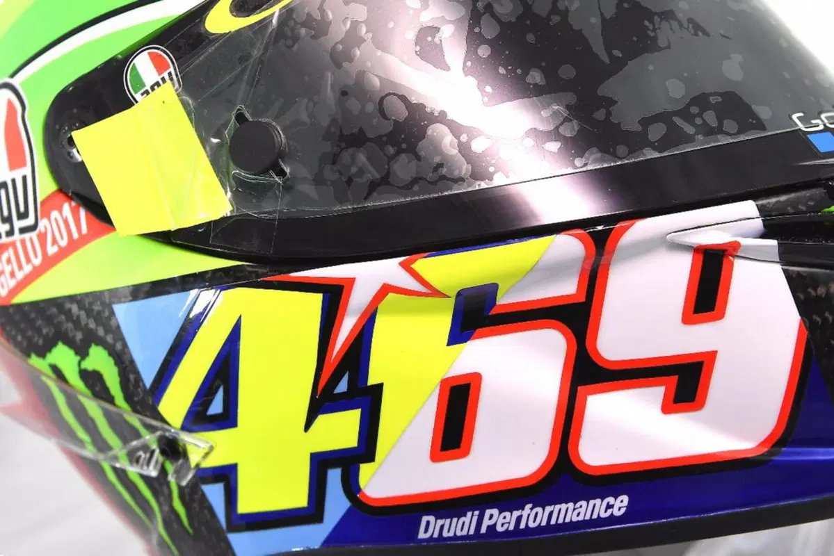 Il casco speciale di Rossi: 'C'è solo un capitano' (11)