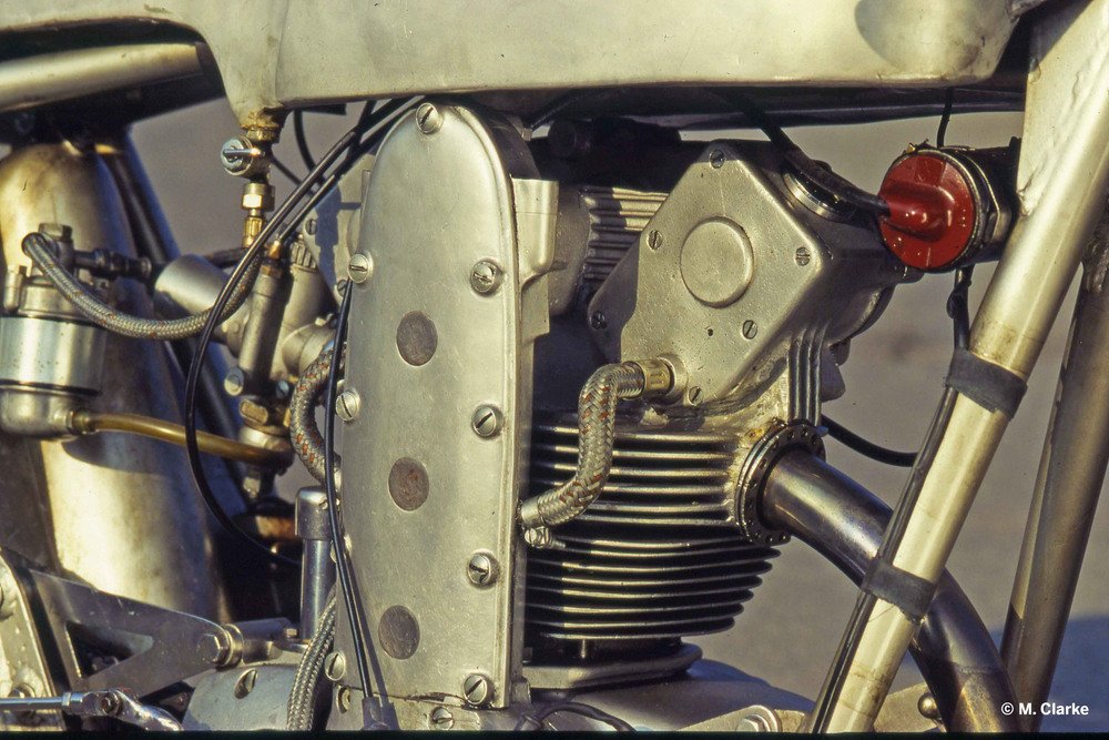 Il motore di questa Mondial bi albero, realizzata nel 1955-56, &egrave; dotata di una distribuzione desmodromica che non prevede bilancieri ma punterie a staffa, che scorrono in apposite guide e muovono le valvole nei due sensi