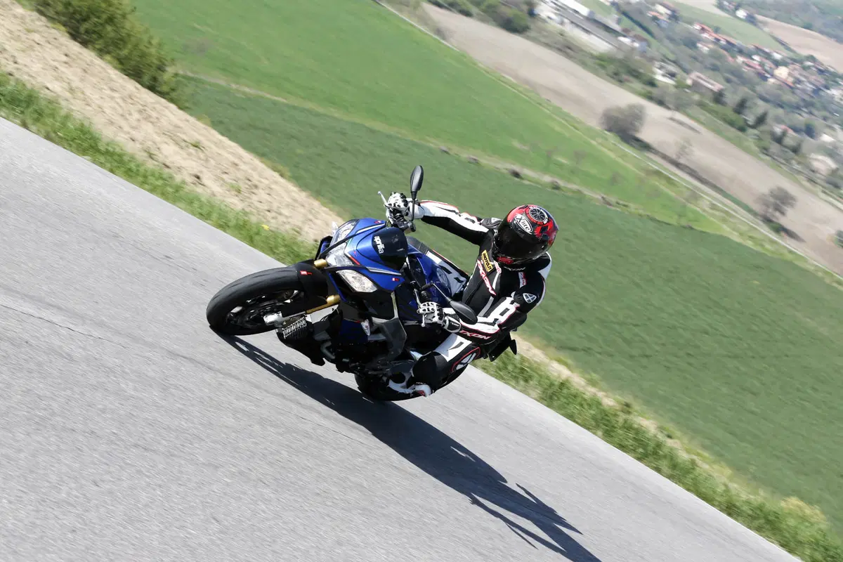 Aprilia Tuono V4 1100 RR / V4 1100 Factory (9)