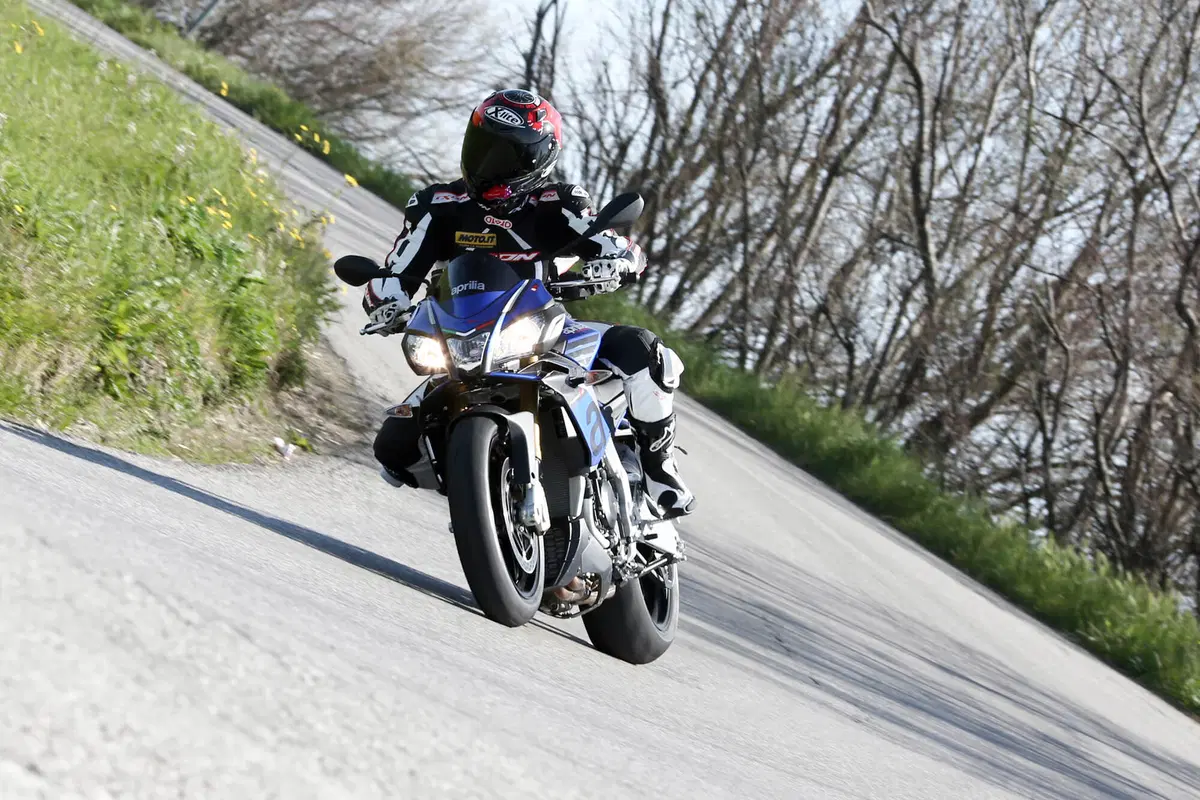 Aprilia Tuono V4 1100 RR / V4 1100 Factory (12)