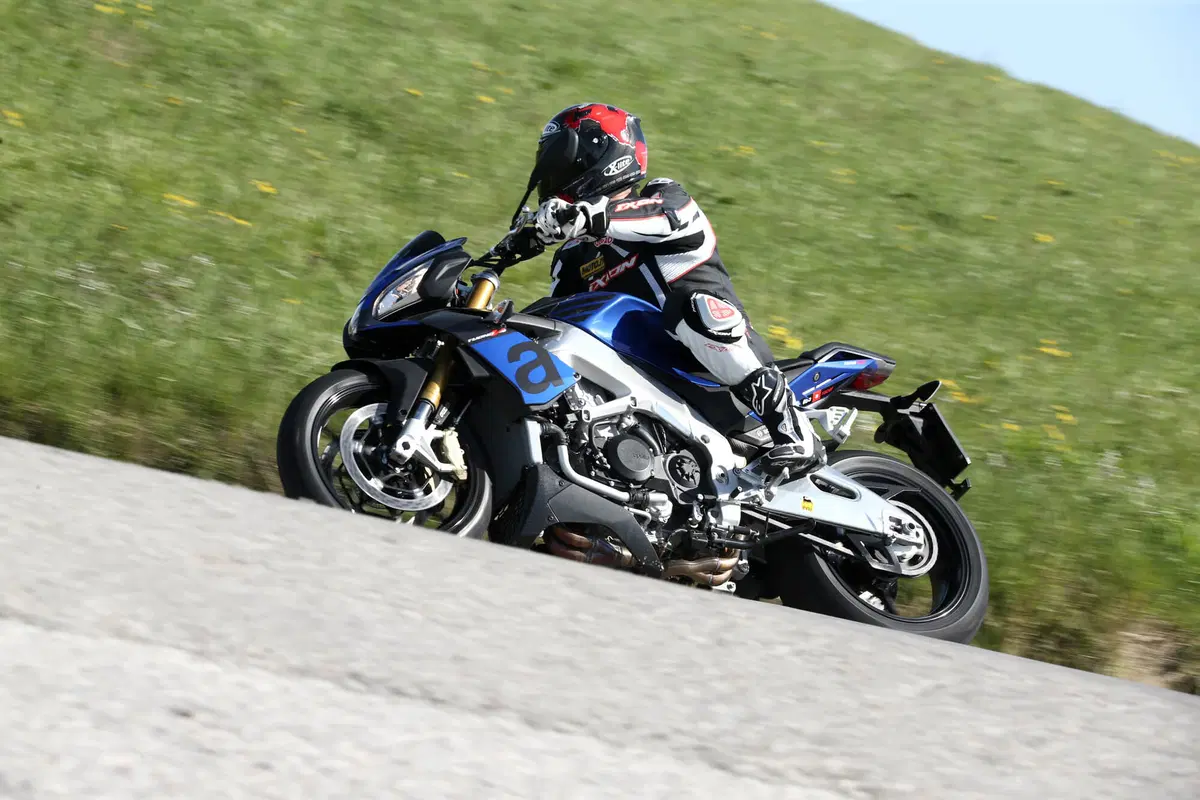 Aprilia Tuono V4 1100 RR / V4 1100 Factory (13)