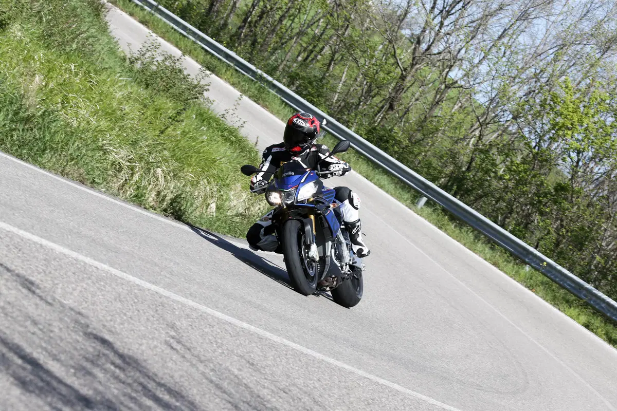 Aprilia Tuono V4 1100 RR / V4 1100 Factory (14)