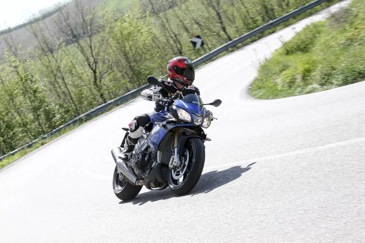 Aprilia Tuono V4 1100 RR / V4 1100 Factory (15)