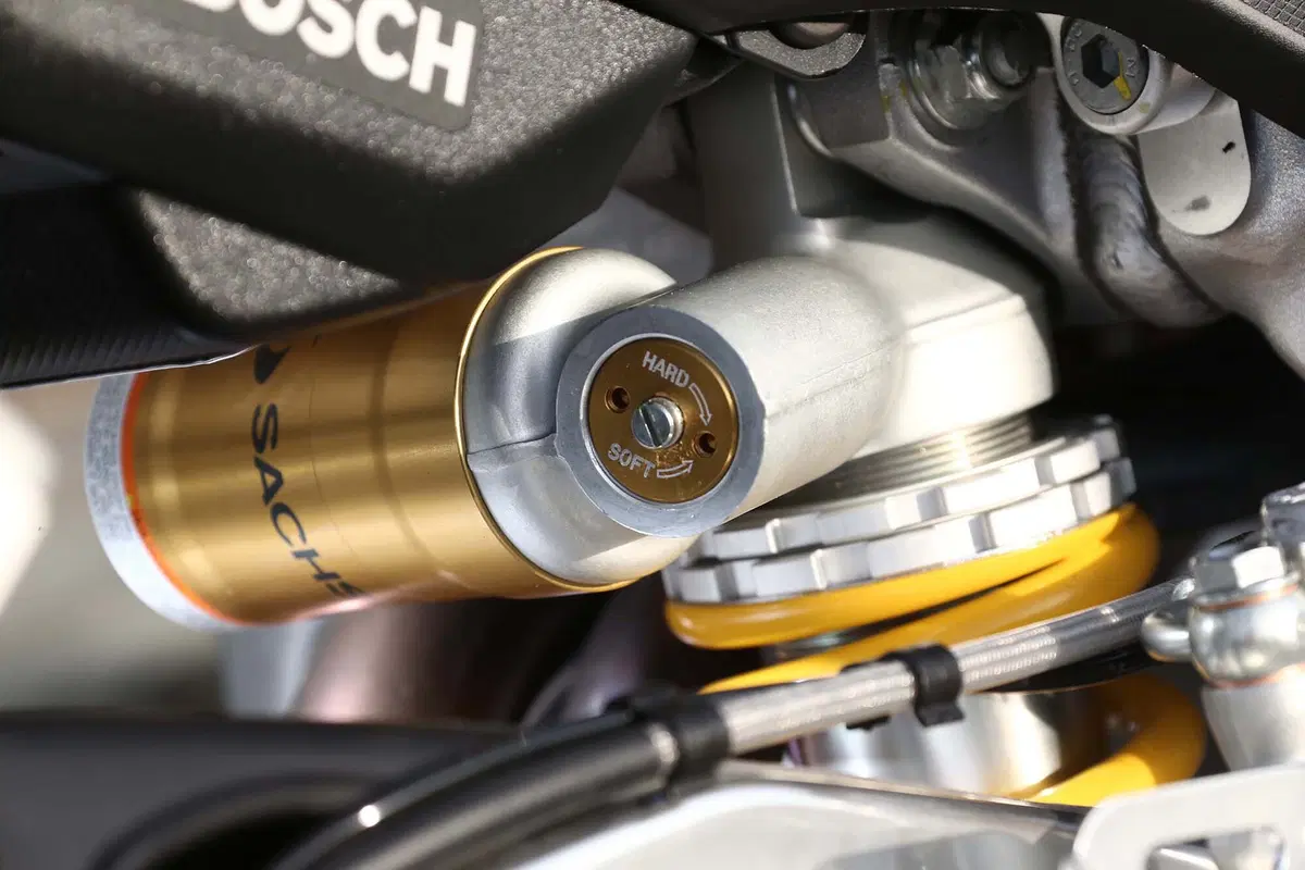 Aprilia Tuono V4 1100 RR / V4 1100 Factory (33)