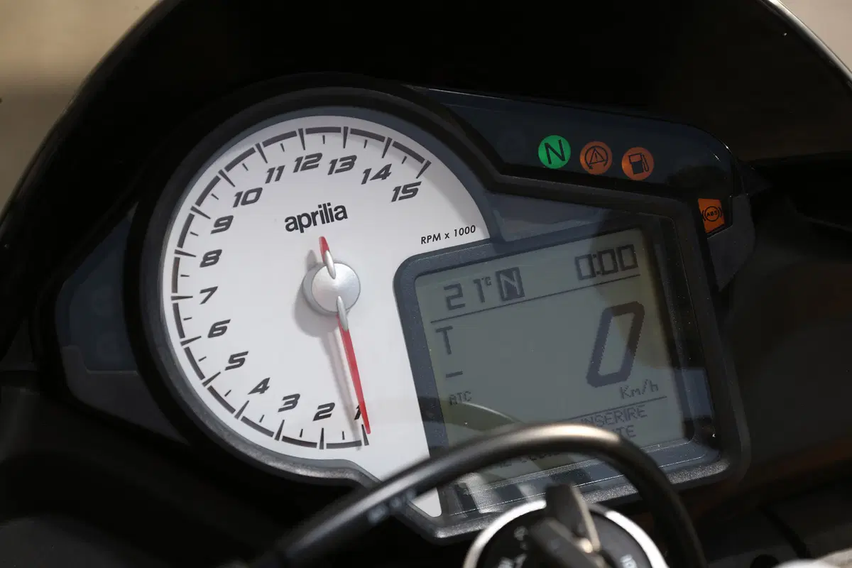Aprilia Tuono V4 1100 RR / V4 1100 Factory (27)