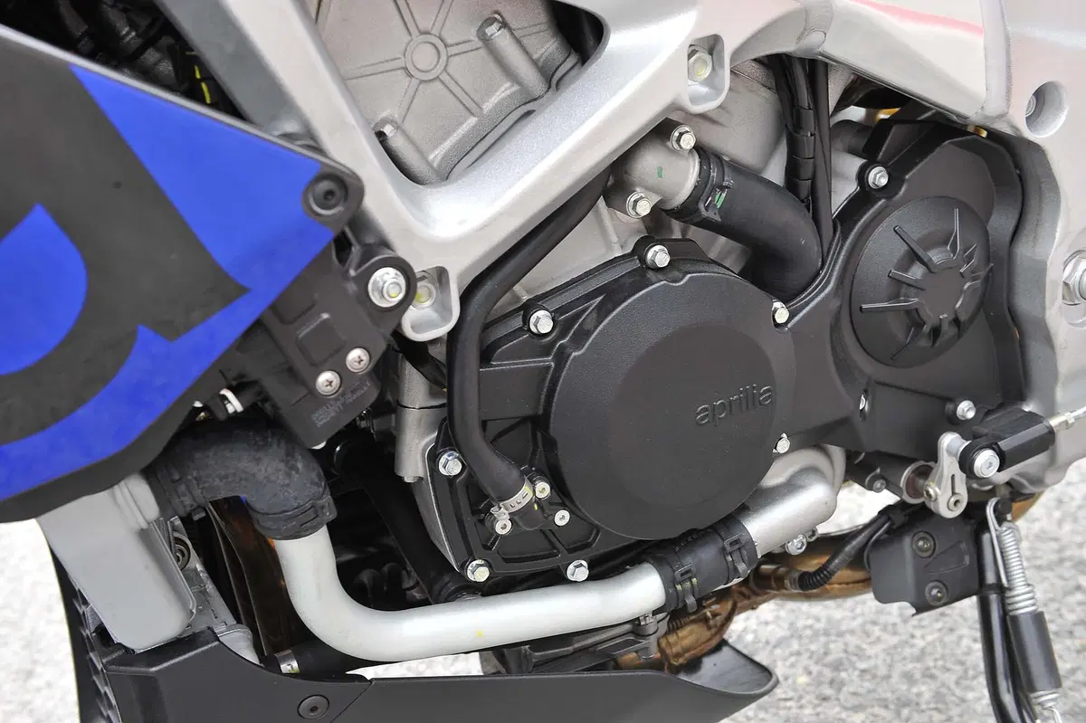 Aprilia Tuono V4 1100 RR / V4 1100 Factory (38)
