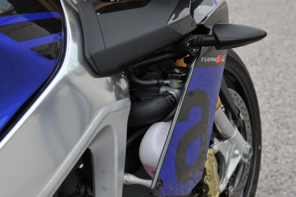 Aprilia Tuono V4 1100 RR / V4 1100 Factory (41)