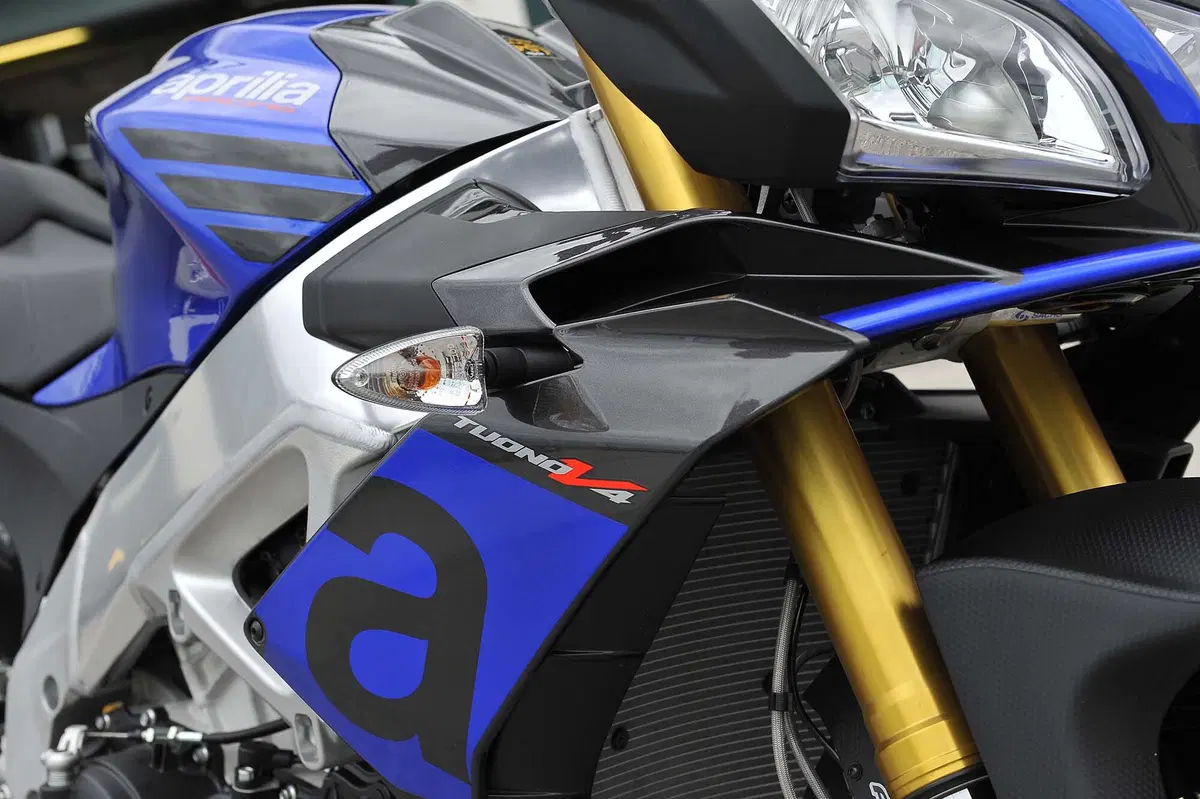 Aprilia Tuono V4 1100 RR / V4 1100 Factory (30)
