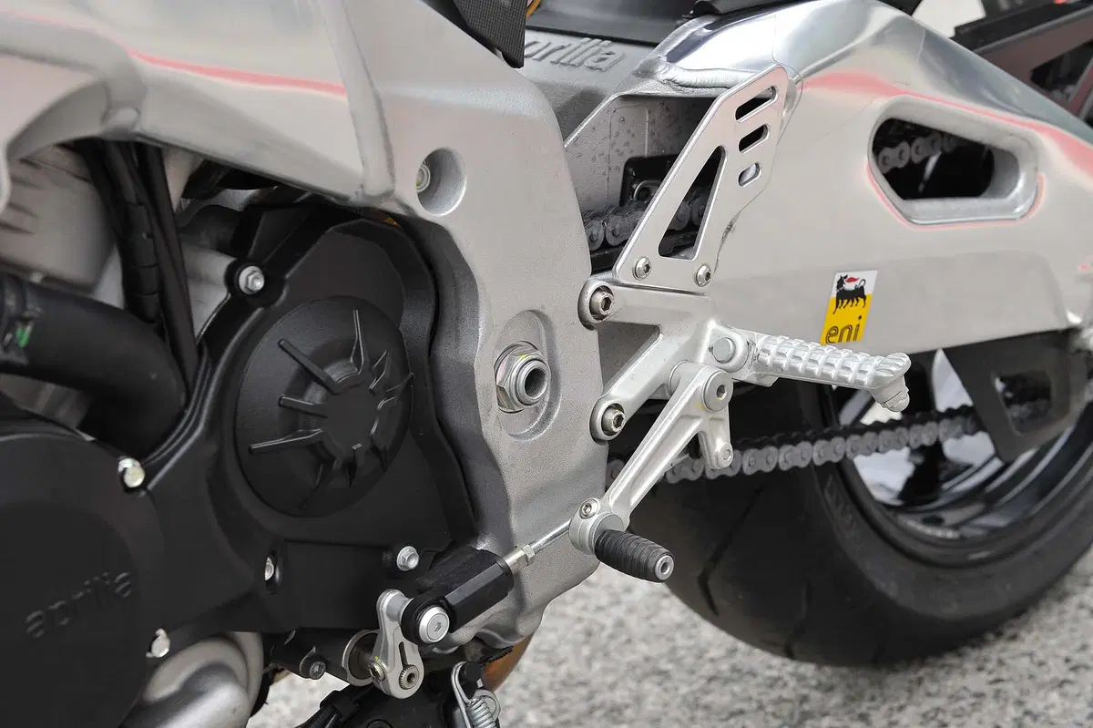 Aprilia Tuono V4 1100 RR / V4 1100 Factory (43)